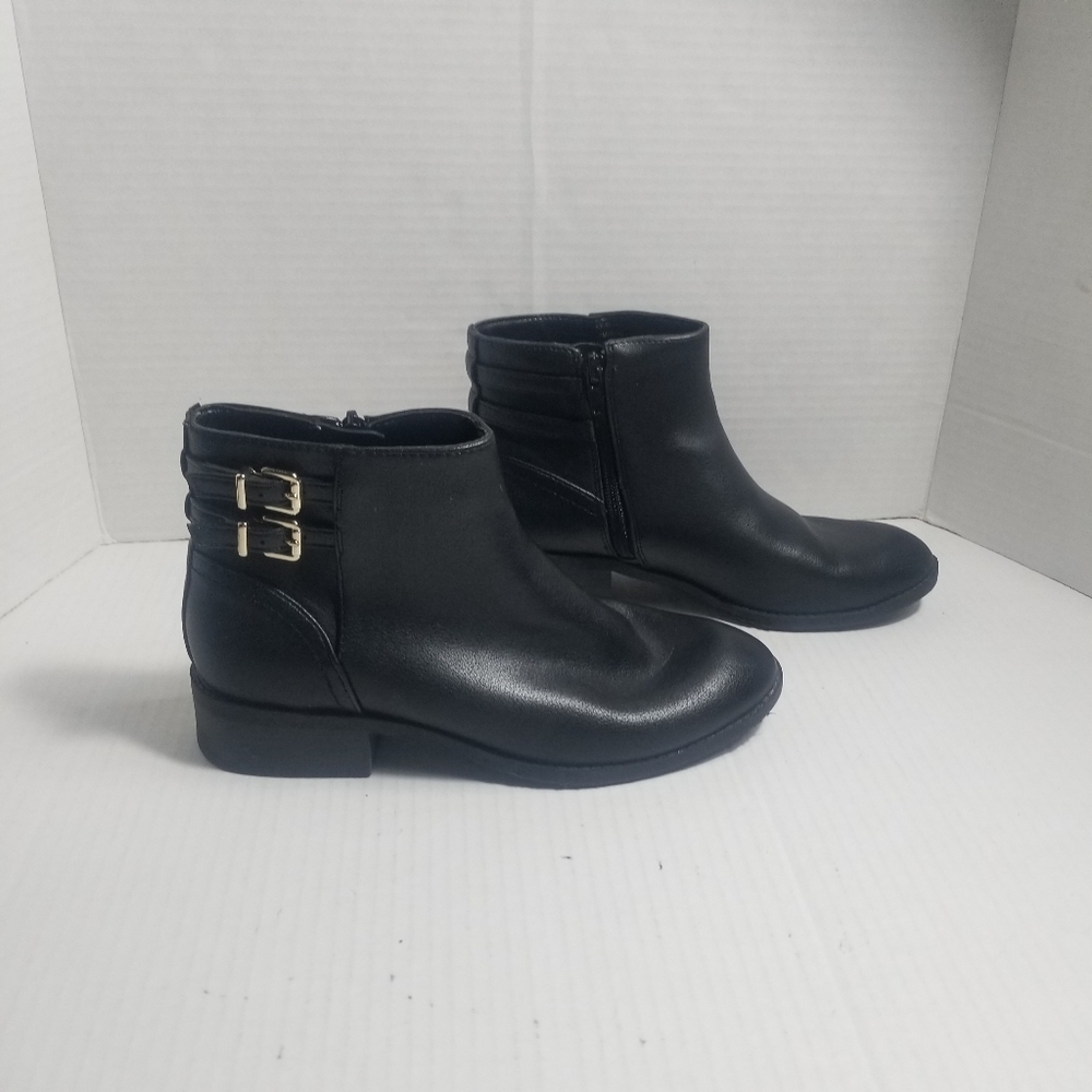 KELLY & KATIE WOMEN'S BLACK HEELED BOOTS WITH BUCKLE DETAIL SIZE 7